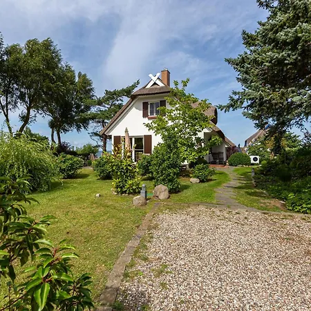 Haus Am Hohen Ufer 02 * Ahrenshoop